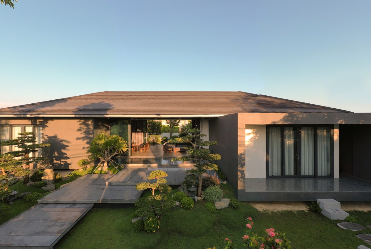 Bạn muốn tìm kiếm kiến trúc nhà cấp 4 độc đáo và sang trọng? Thiết kế theo phong cách Nhật là lựa chọn hoàn hảo giúp tạo nên sự khác biệt. Với chất liệu gỗ tự nhiên và kiến trúc đơn giản, ngôi nhà cấp 4 kiểu Nhật sẽ tạo ra một không gian sống ấn tượng. Hãy tham quan hình ảnh để cảm nhận.