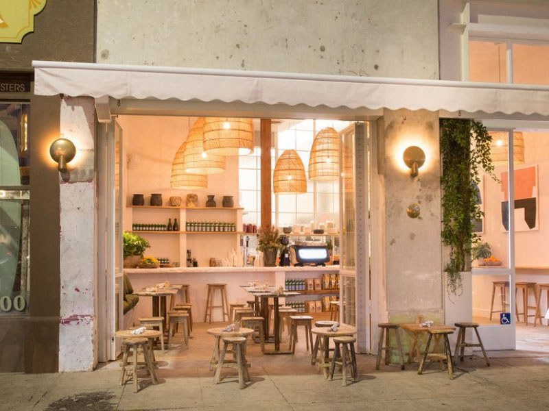 Quán cafe cóc sở hữu một không gian cafe vỉa hè với lối thiết kế đơn giản, không quá cầu kỳ.